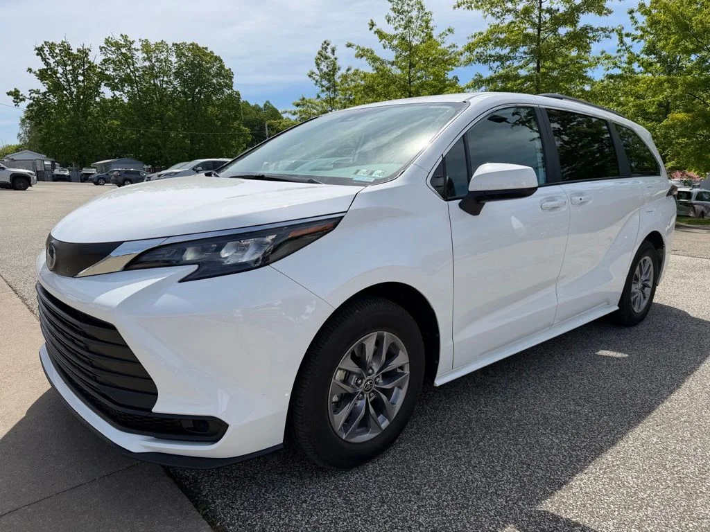 2025 Toyota Sienna LE 8-Passenger Hybrid AWD's photo