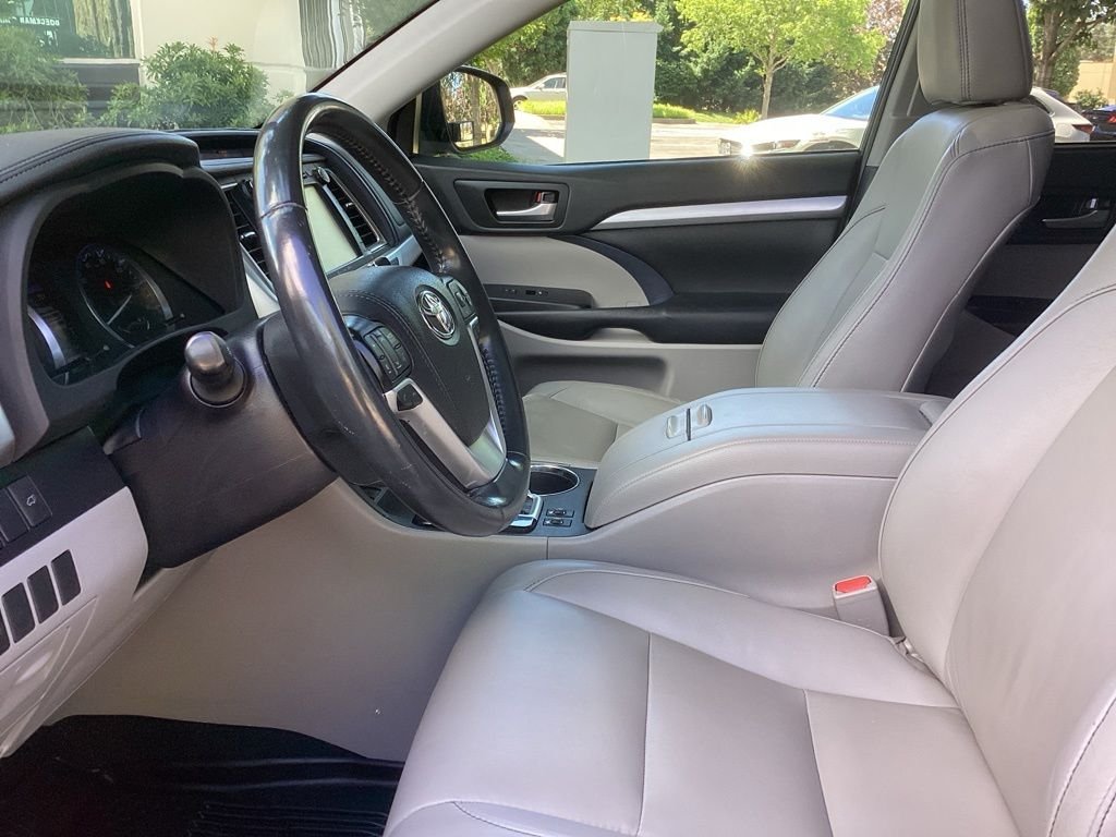 Used 2019 Blue Toyota XLE image 5