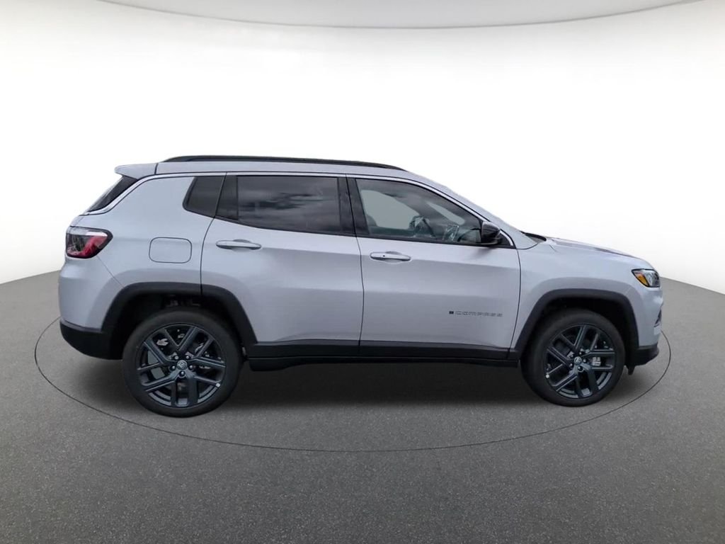 New 2026 Silver Zynith Metallic Clearcoat Jeep Altitude Special Edition image 4