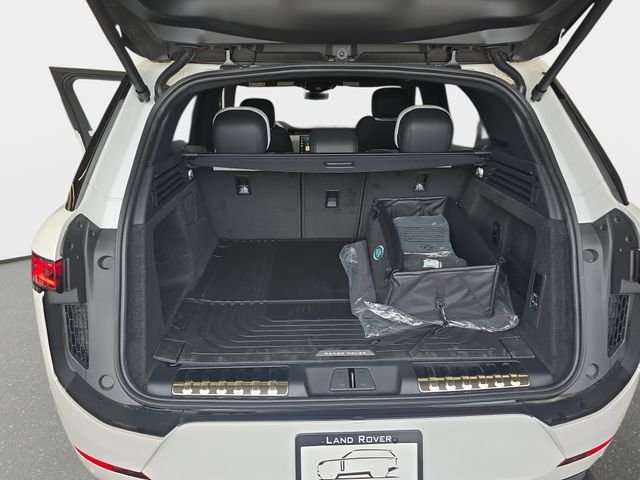 New 2026 Ostuni Pearl White Land Rover Dynamic SE image 10