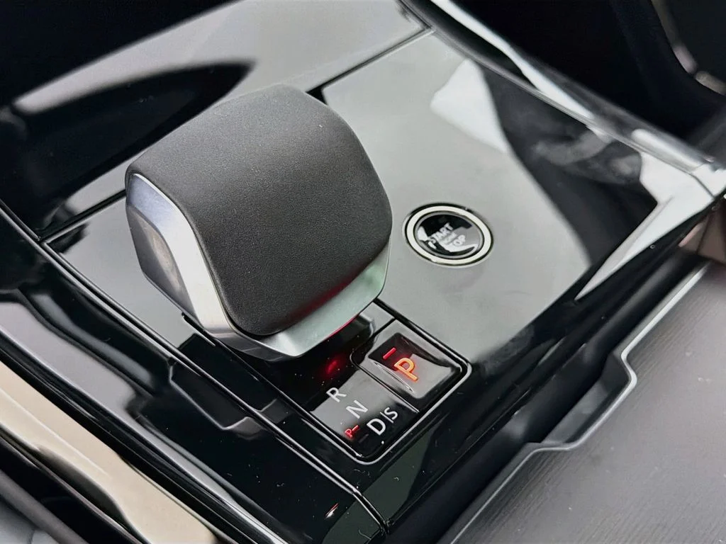 New 2027 Santorini Black Land Rover Dynamic SE image 17