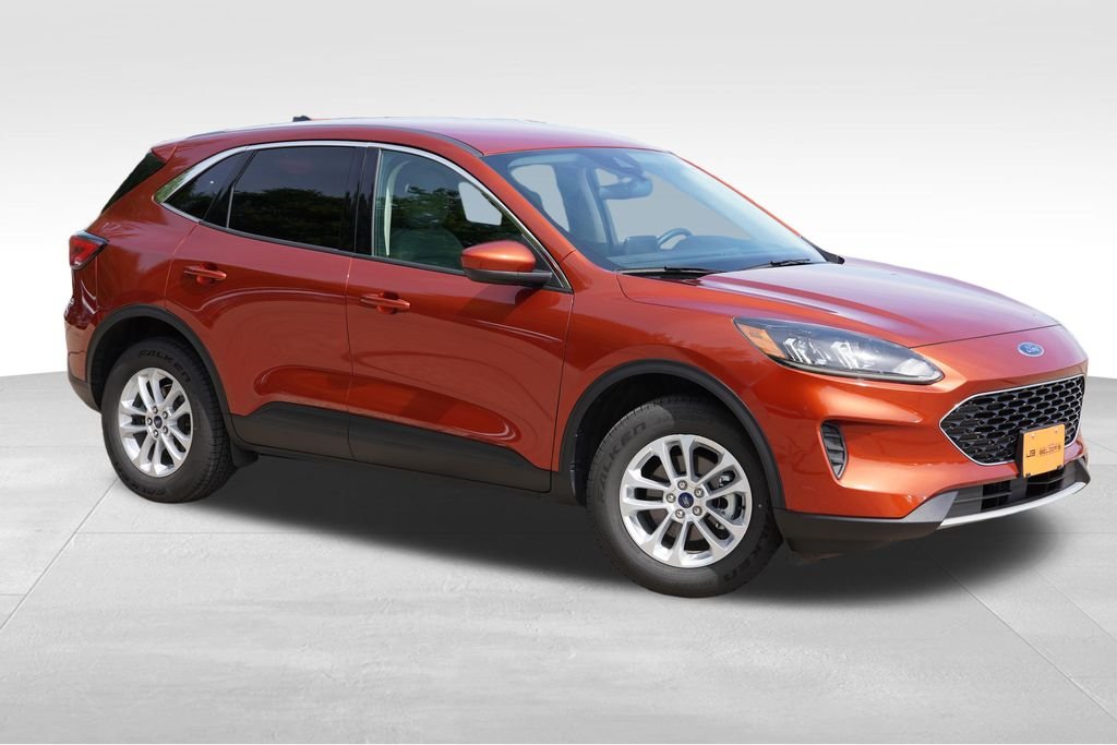 Used 2020 Sedona Orange Metallic Ford SE image 2