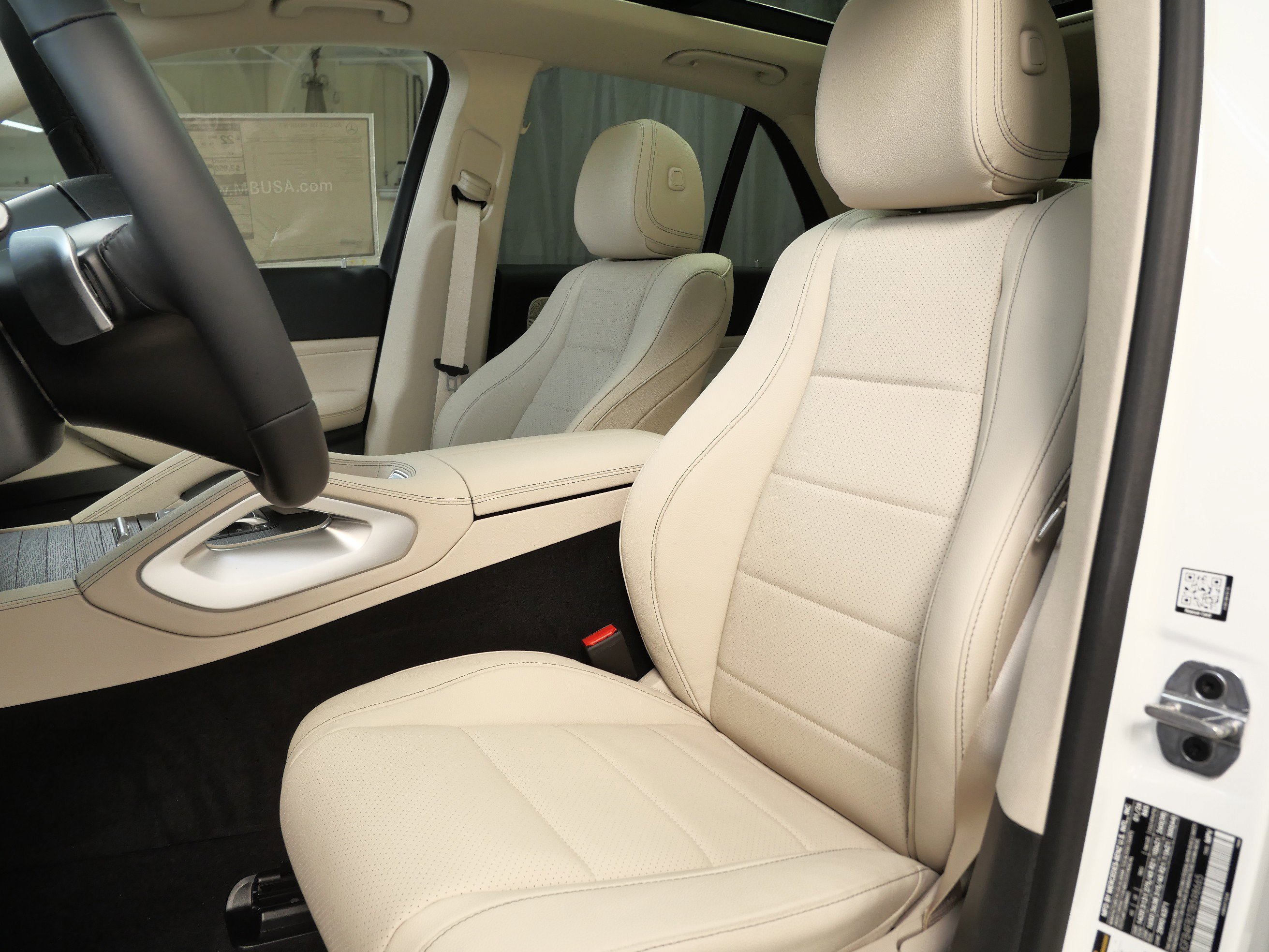 New 2026 MANUFAKTUR Moonlight White Metallic Mercedes-Benz GLE 350 image 3