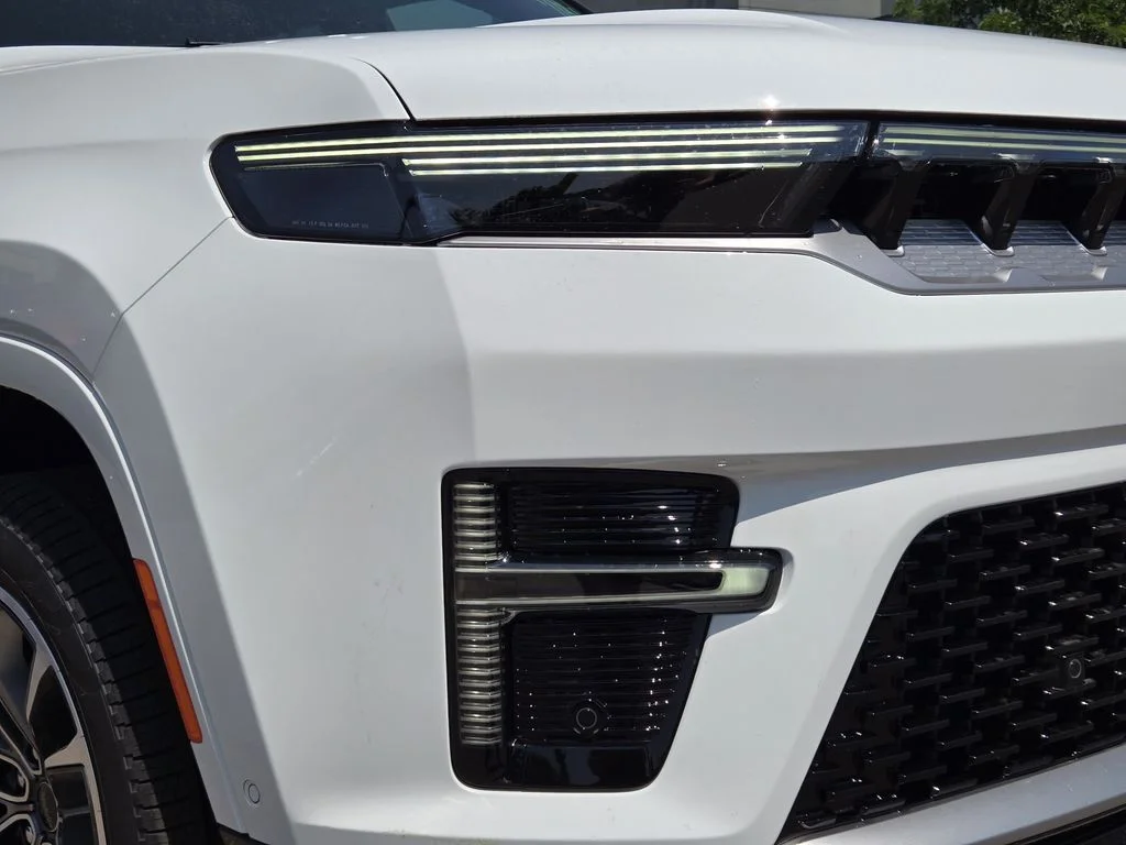 New 2026 Bright White Clearcoat Jeep Summit Reserve image 10