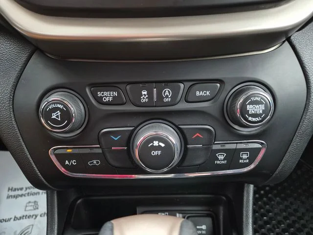Used 2017 Silver Jeep Latitude image 29