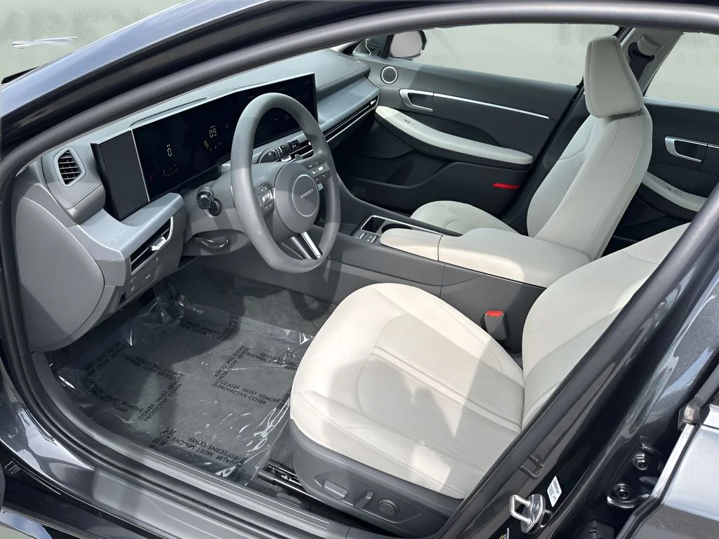 Used 2025 Gray Hyundai SEL image 9