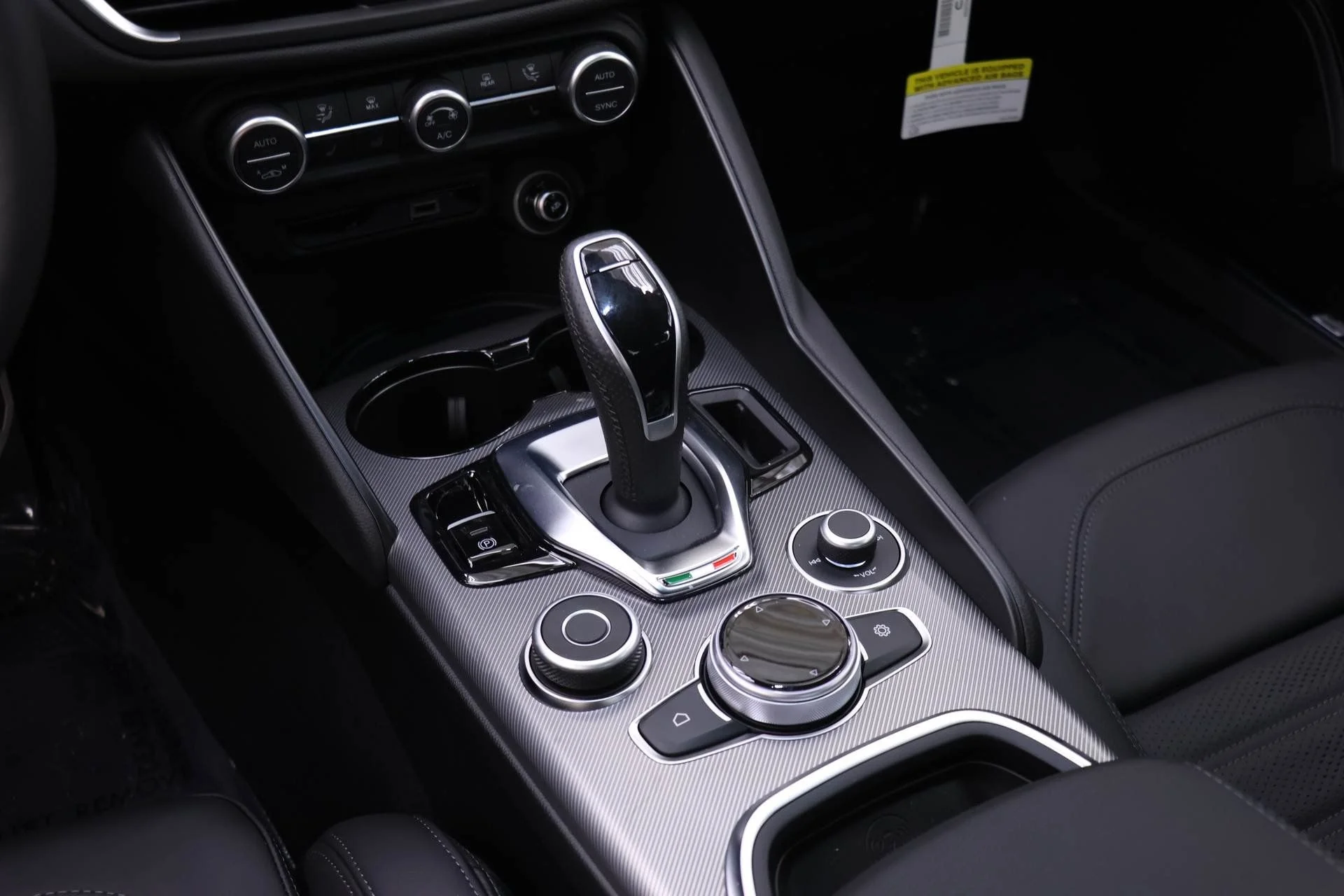 New 2025 Milano White Exterior Paint Alfa Romeo Base image 14