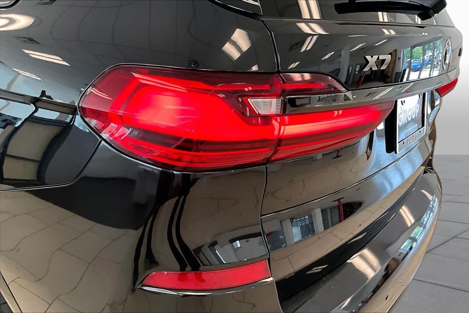 Used 2022 Black Sapphire Metallic BMW M50i image 27