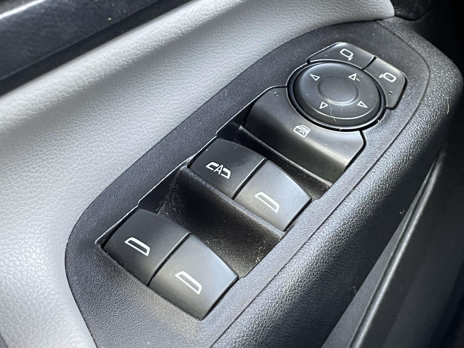 Used 2018 Summit White Chevrolet LS image 33