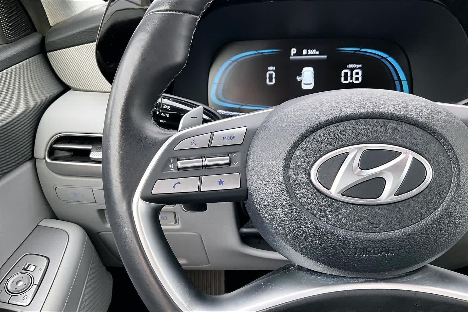 Used 2025 Hyper White Hyundai SEL image 19
