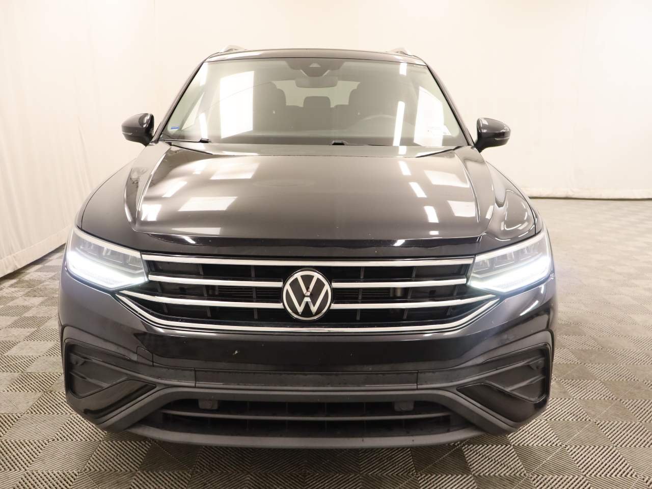 Used 2023 Deep Black Pearl Volkswagen SE image 4