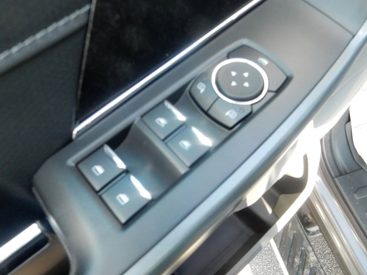 New 2022 Gray Ford XLT 4WD SUPERCREW 5.5 ft BO image 26