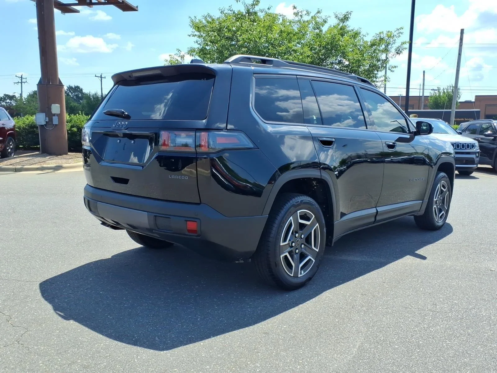 New 2026 Diamond Black Crystal Pearl-Coat Exterior Paint Jeep Laredo image 2