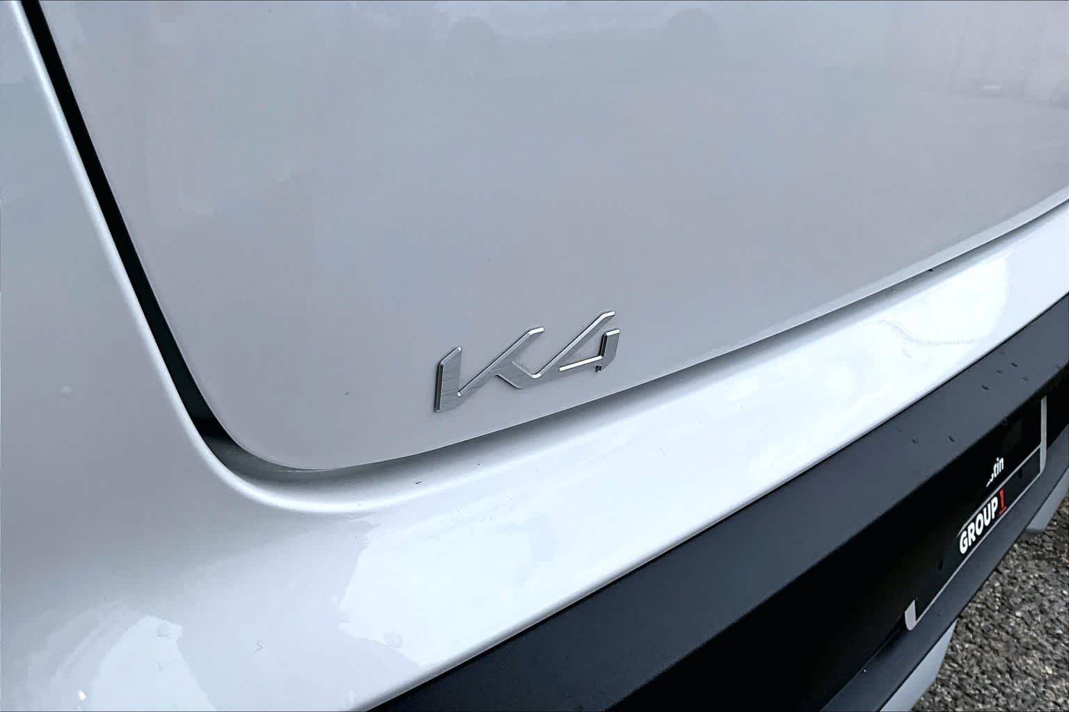 Used 2025 Snow White Pearl Kia EX image 12