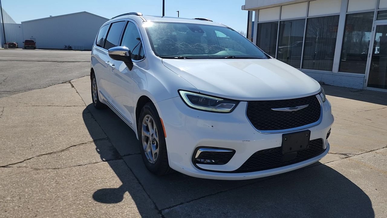 Used 2023  Chrysler Limited image 5