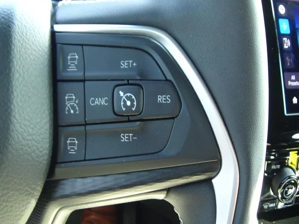 Used 2023 Bright White Clear Coat (pw7) Jeep 4xe image 26