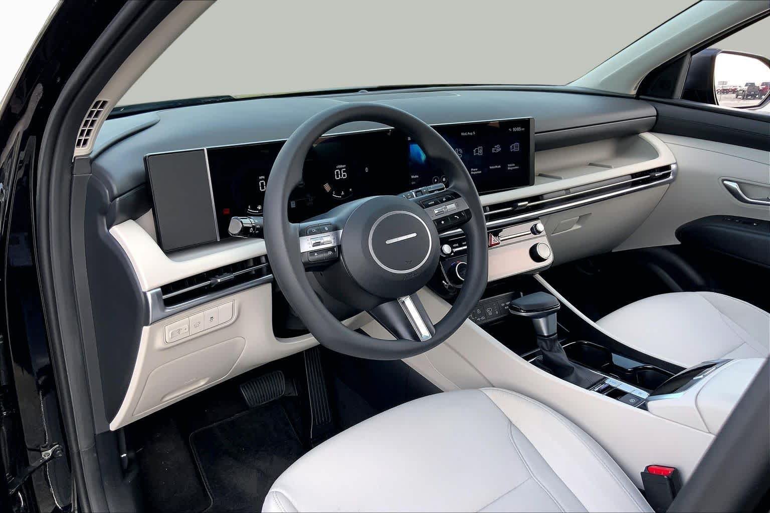 Used 2025 Phantom Black Hyundai SEL image 17