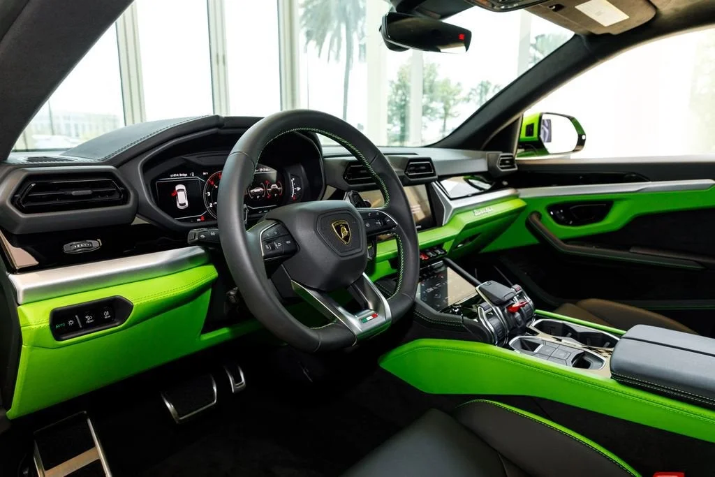 Used 2025 Green Lamborghini SE image 9