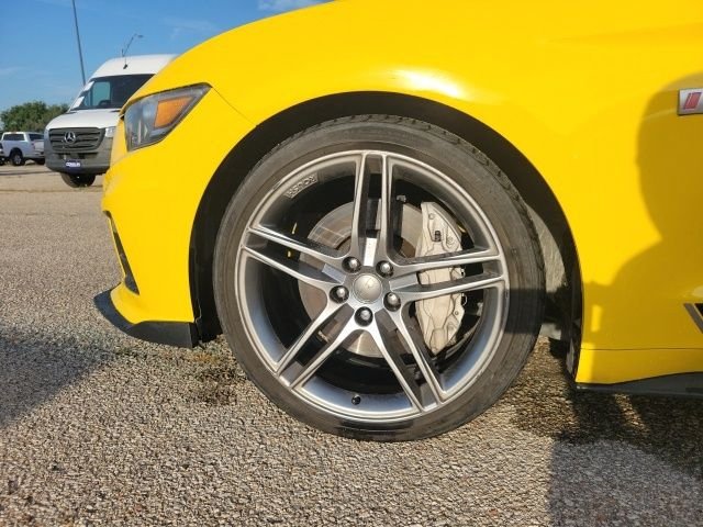 Used 2015 Yellow Ford GT Premium image 27
