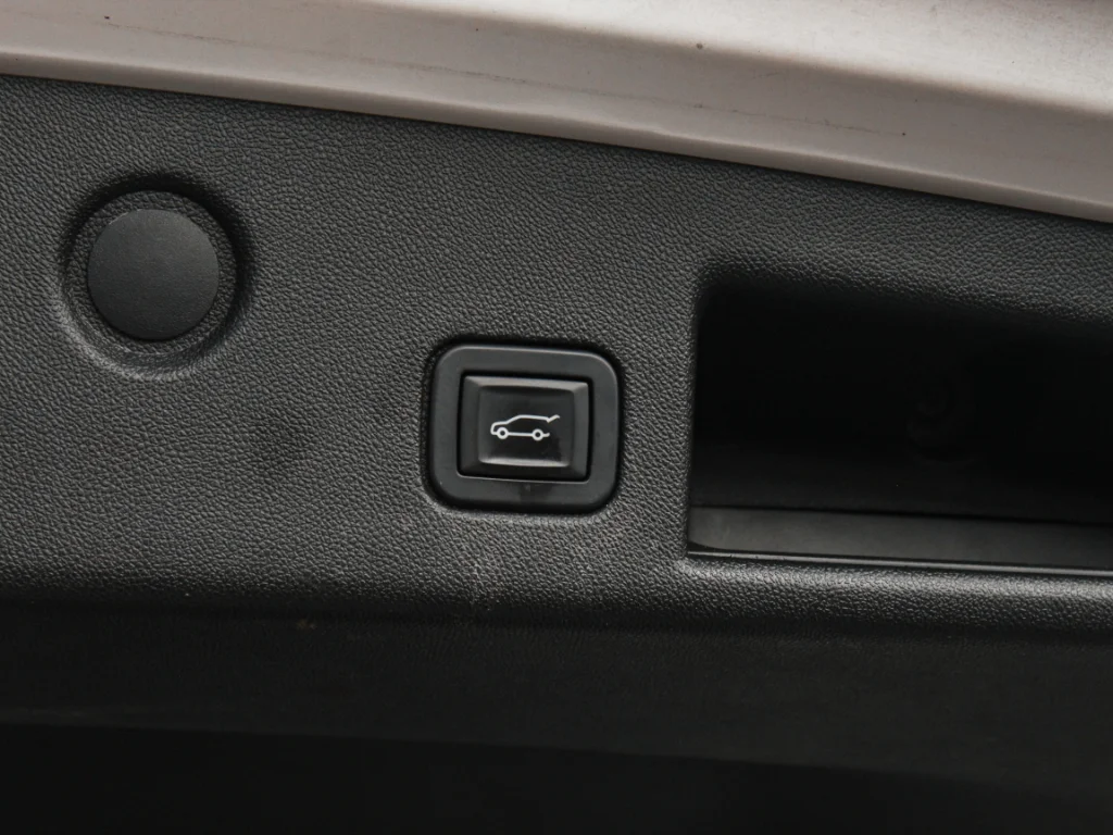 Used 2018 Iridescent Pearl Tricoat Chevrolet LT image 25