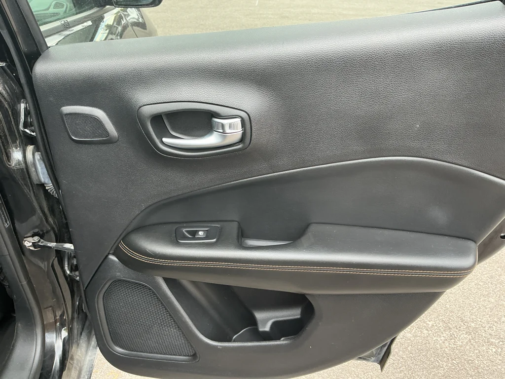 Used 2018 Diamond Black Crystal Pearlcoat Jeep Limited image 14