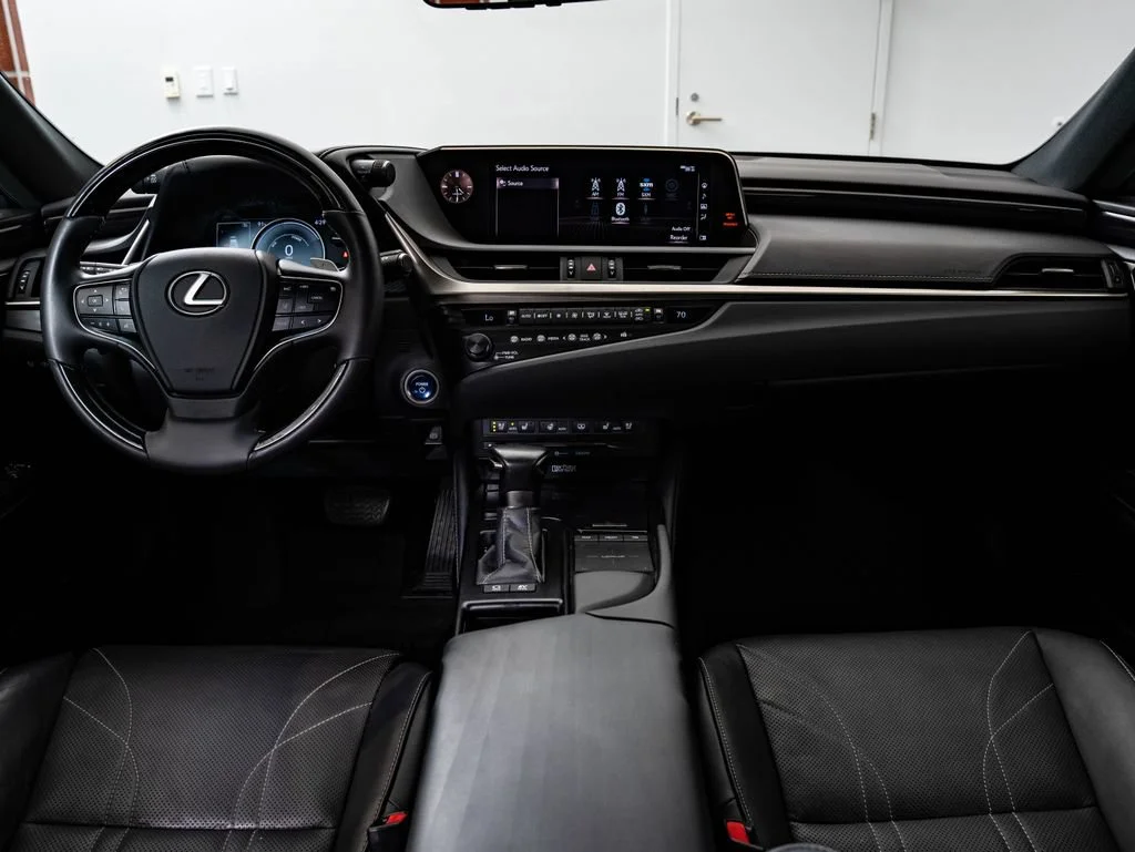 Certified Used 2020 OBSIDIAN Lexus 300h Ultra Luxury image 34