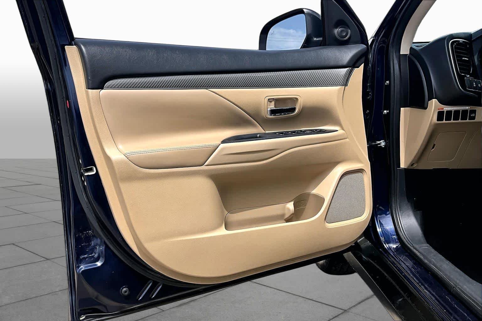 Used 2019 Cosmic Blue Metallic Mitsubishi SEL image 22