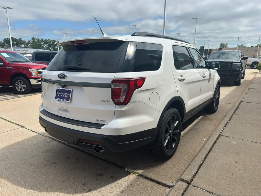 Used 2018 White Platinum Metallic Tri-Coat Ford XLT image 10