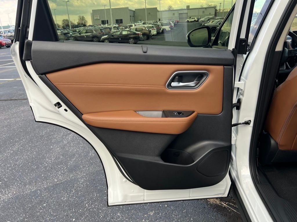 New 2026 Everest White Pearl TriCoat Nissan Platinum image 20