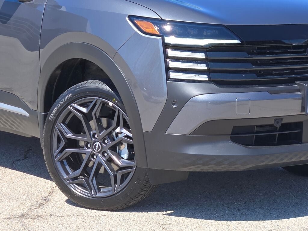New 2026 Gray Nissan SR image 3