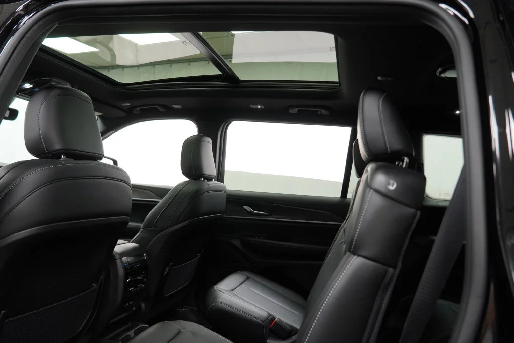 New 2027 High-Gloss Black Paint Jeep Limited image 5