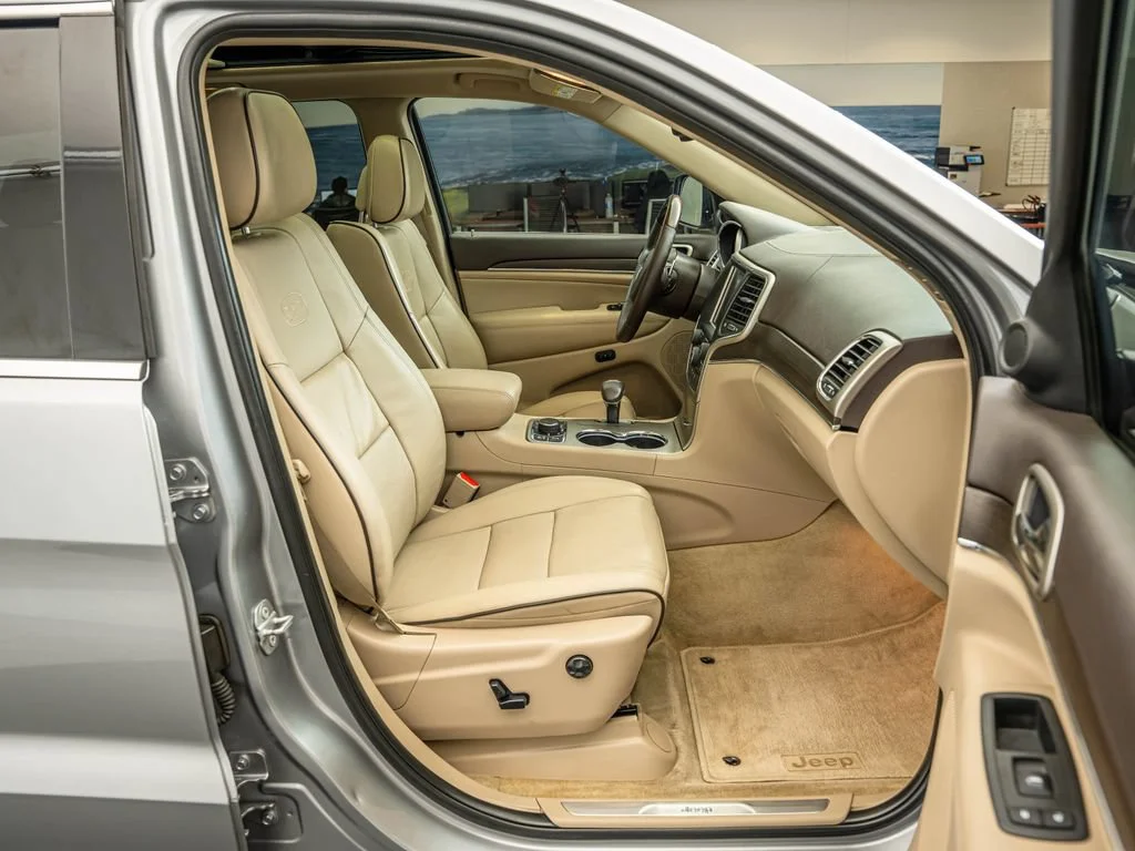 Used 2015 Billet Silver Metallic Clearcoat Jeep Overland image 41