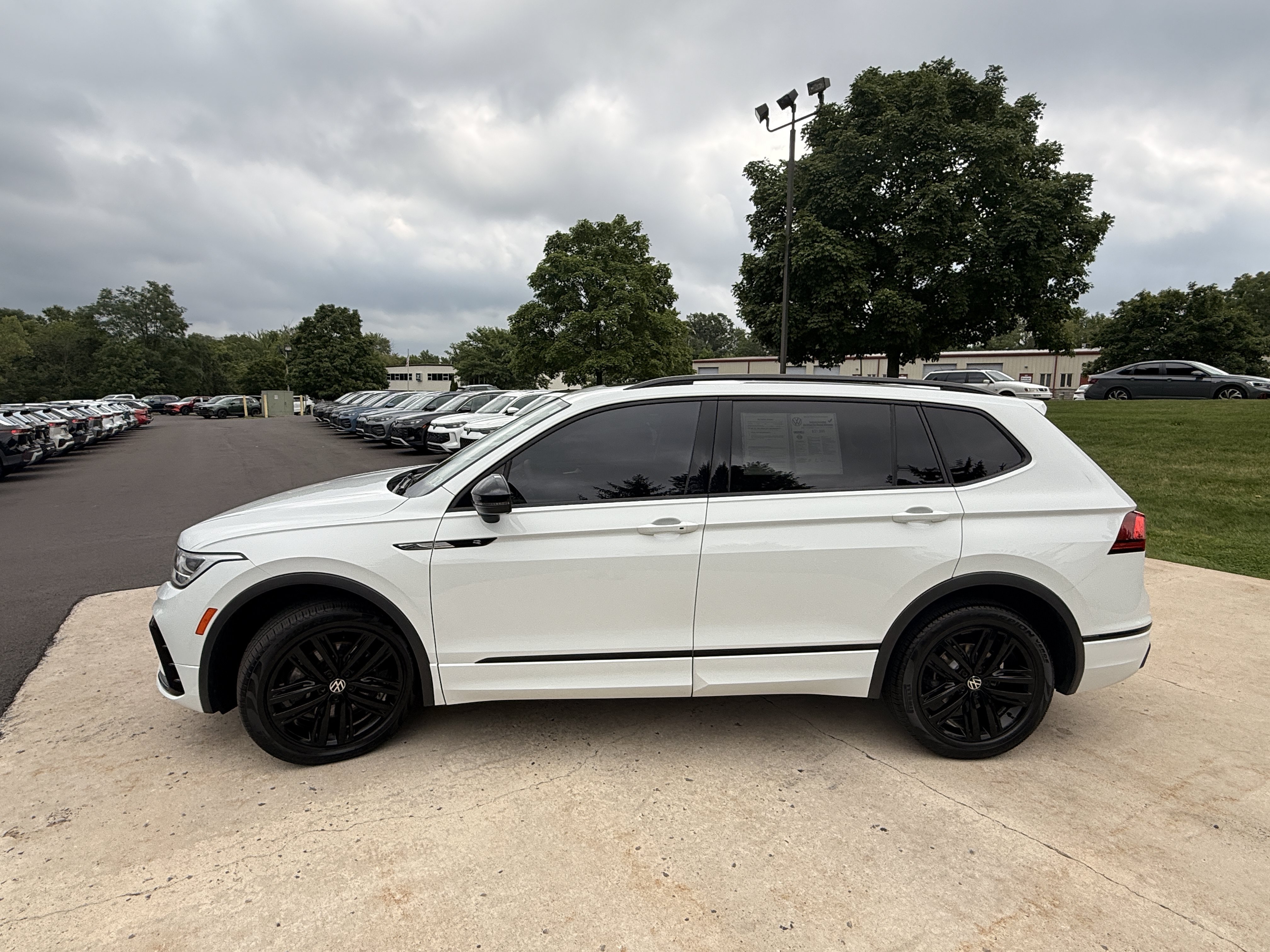 Used 2022  Volkswagen SE R-Line Black image 9
