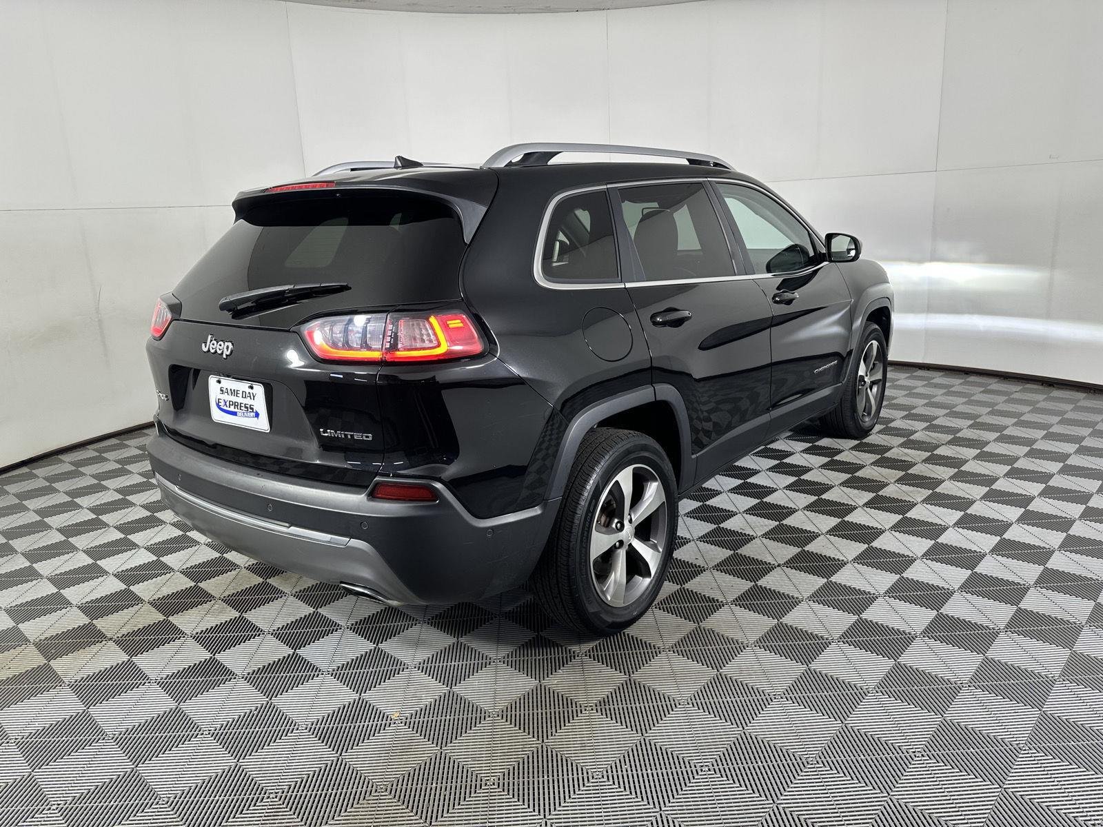 Used 2021 Diamond Black Crystal Pearlcoat Jeep Limited image 14