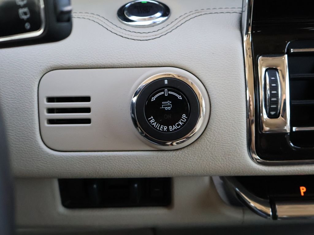 Used 2020 White Lincoln Reserve image 31