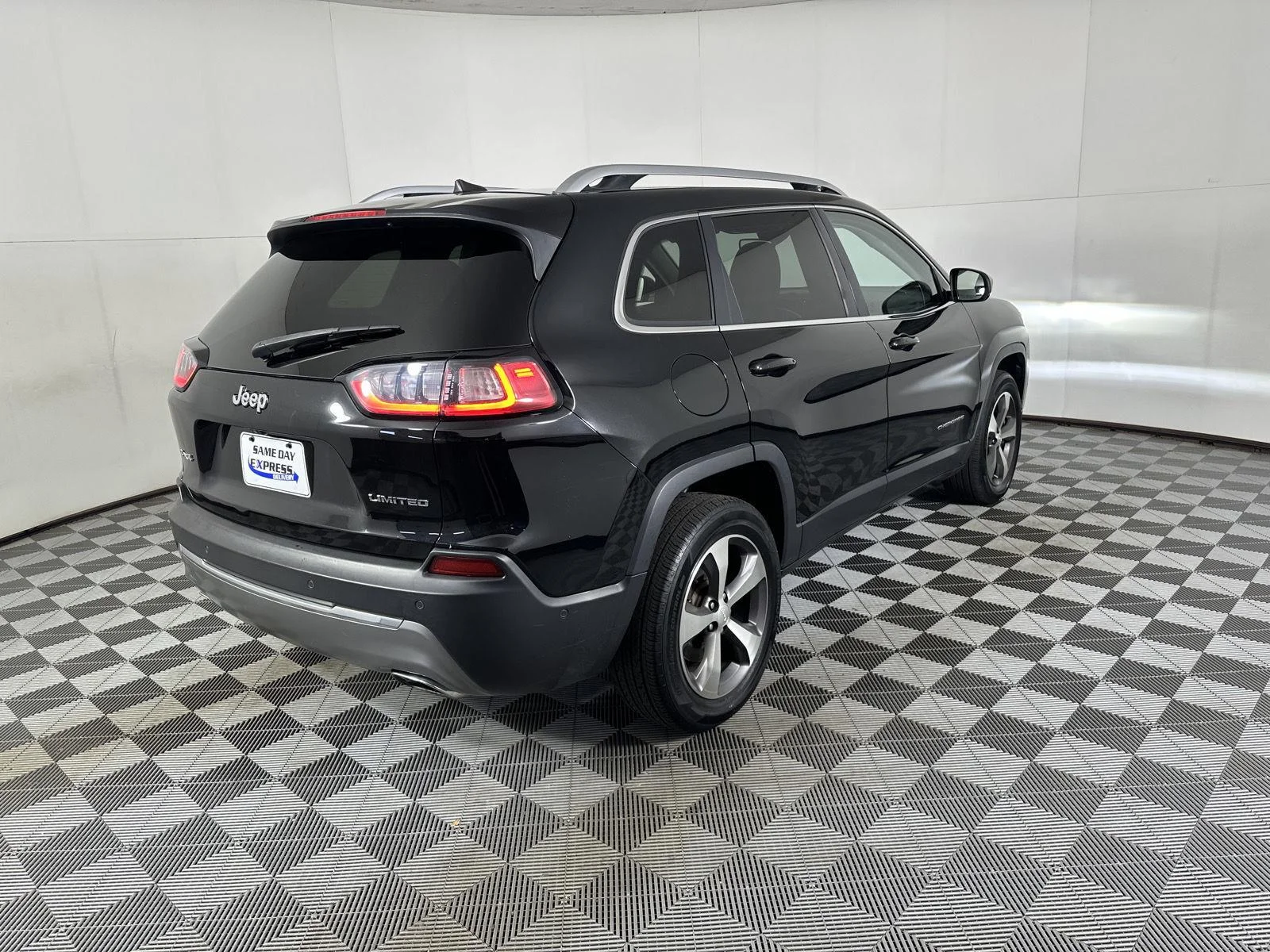 Used 2021 Diamond Black Crystal Pearlcoat Jeep Limited image 14