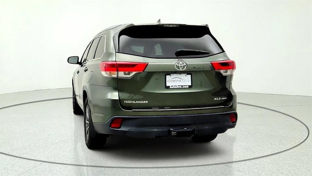 Used 2018 Alumina Jade Metallic Toyota XLE V6 AWD w/ Tow Hitch Receiver image 6