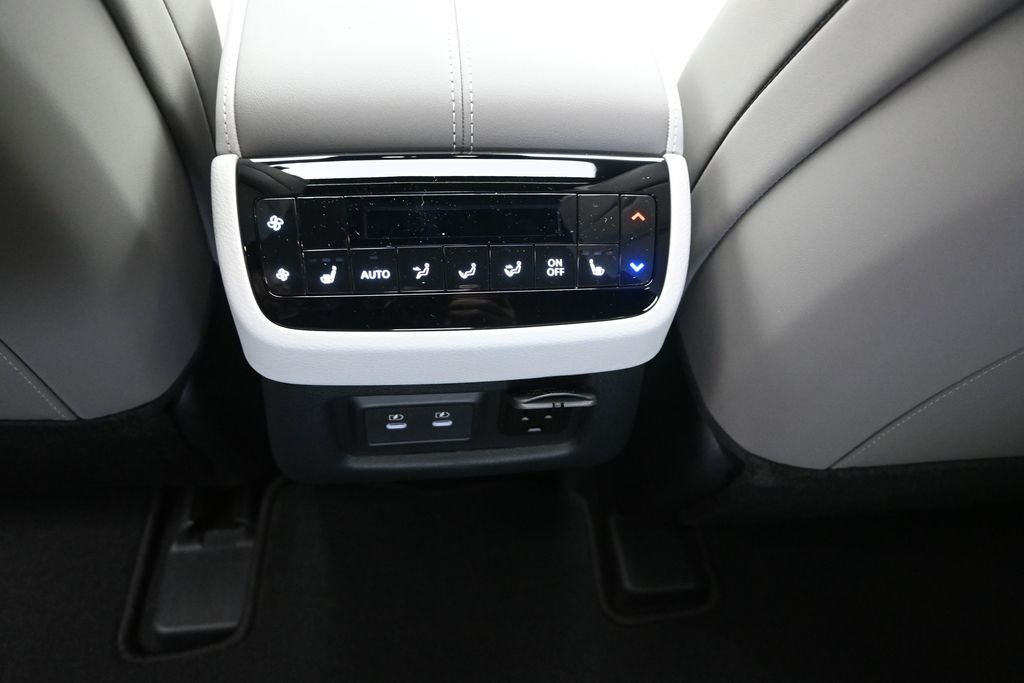 New 2027 2T RAD WHT INFINITI Autograph AWD image 19