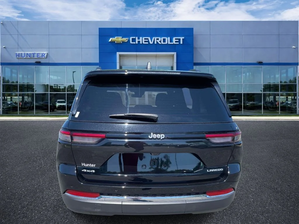 Used 2025 Diamond Black Crystal Pearlcoat Jeep Laredo X image 5