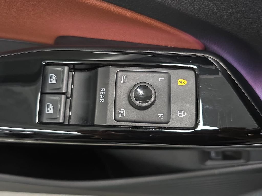 Used 2021 Silver Volkswagen Pro S image 23