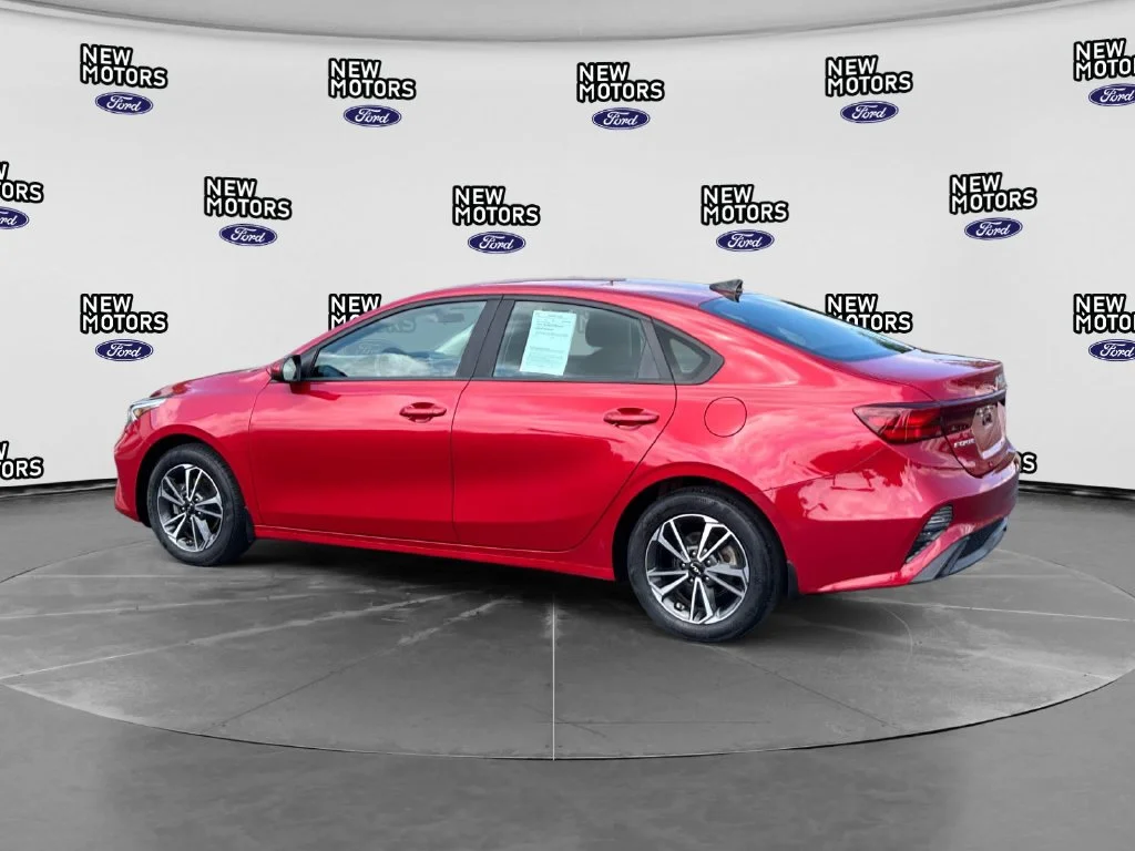 Used 2023 Currant Red Kia LXS image 3