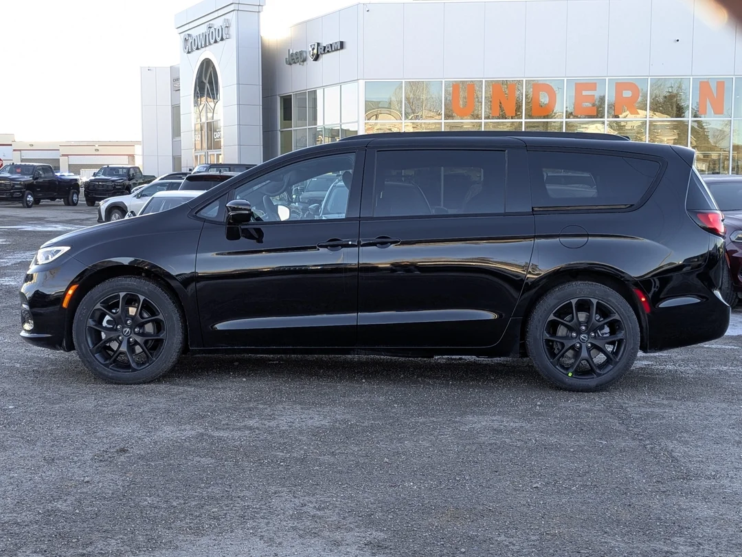 New 2026 Black Chrysler Select - - FWD - Panoramic Sunroof - Power Sliding Doors - S App Pkge & More! image 5