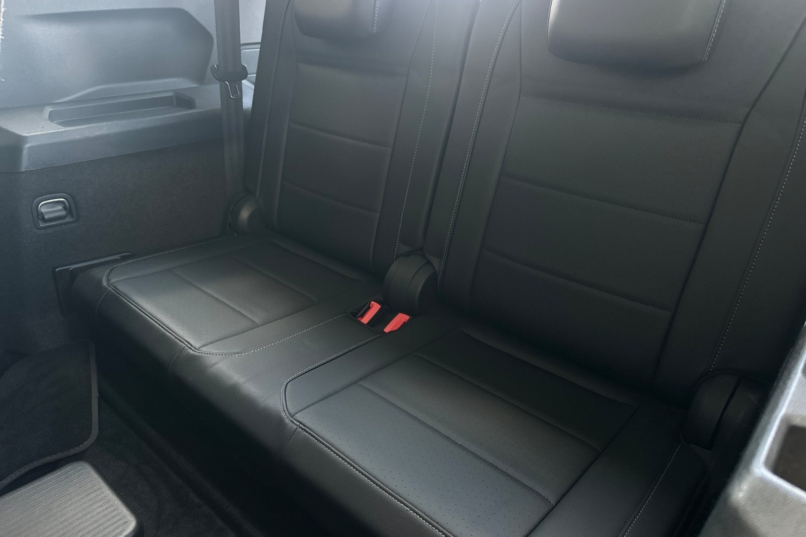 Used 2018 WHITE Volkswagen SEL image 14
