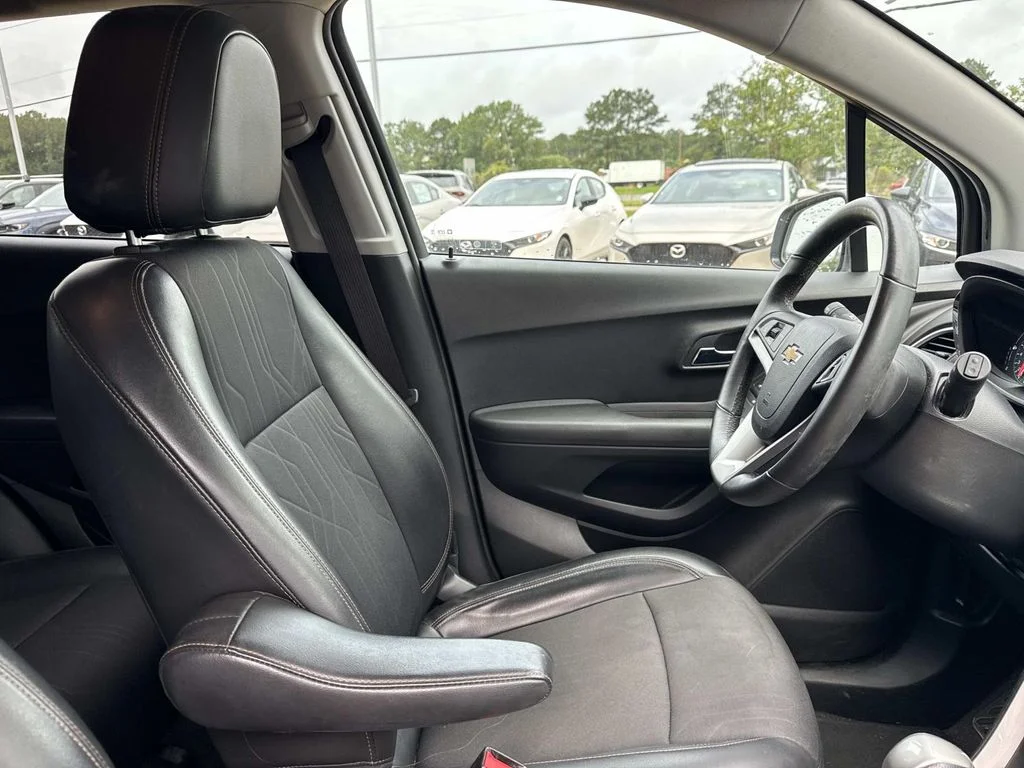 Used 2017 White Chevrolet LT image 10