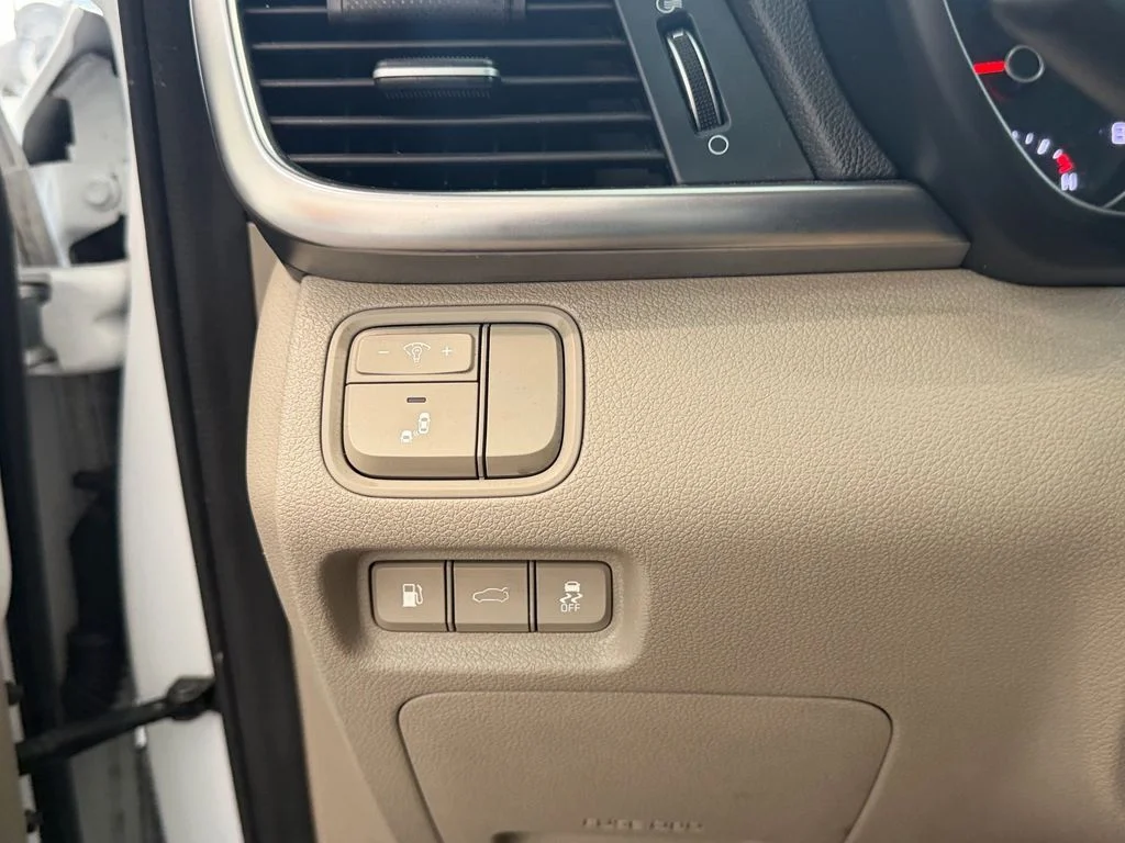 Used 2018 White Kia EX image 25
