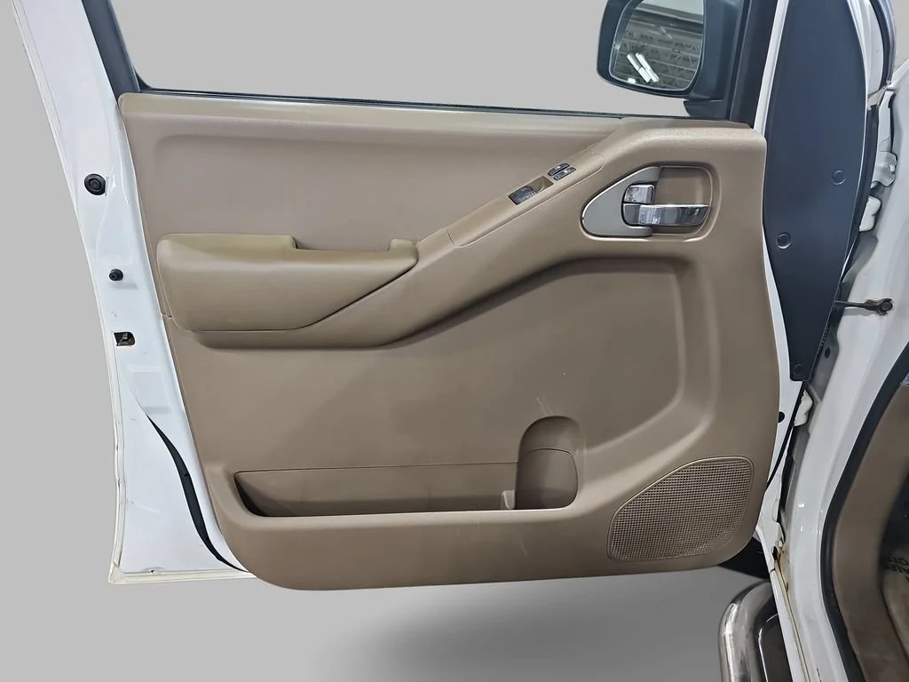 Used 2005 White Nissan SE image 28