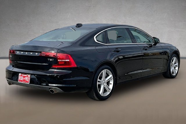 Used 2018 Black Stone Volvo T5 Momentum image 2