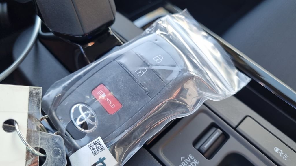 New 2027 Wind Chill Pearl <sup>1</sup> Toyota  LE image 25