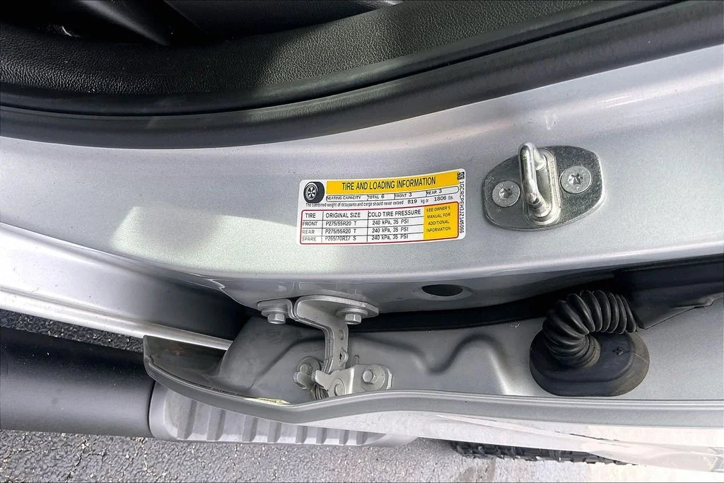 Used 2018 Silver Ice Metallic Chevrolet Custom image 32