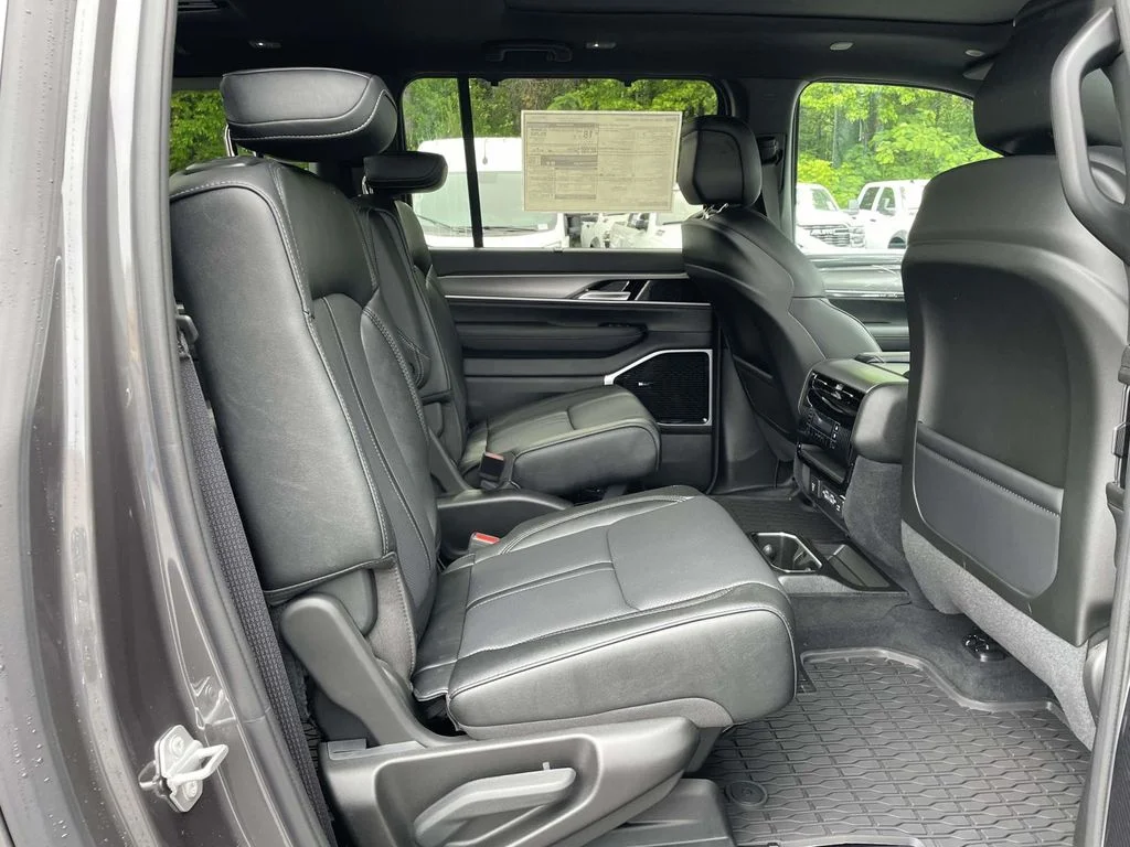 New 2026 Baltic-Gray Metallic Clear-Coat Exterior Paint Jeep Limited Reserve image 18